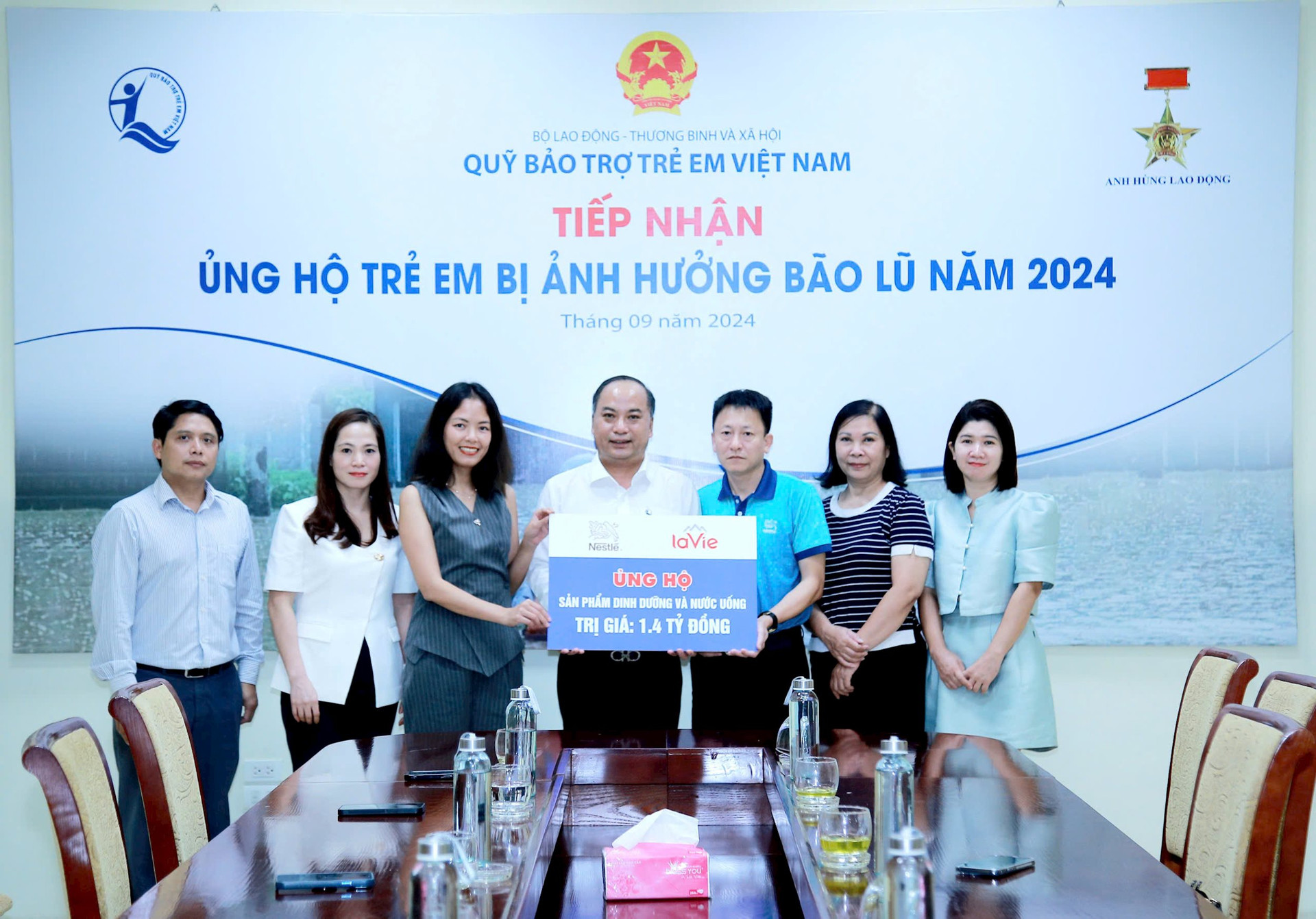 nestle-viet-nam-ung-ho-san-pham-dinh-duong-va-nuoc-uong-cho-gia-dinh-va-tre-em-co-hoan-canh-kho-khan-do-bao-yagi-thong-qua-quy-bao-tro-tre-em-viet-nam.jpg