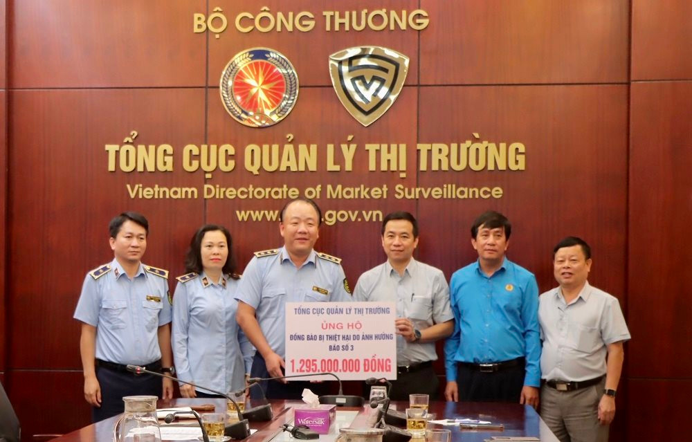 quan-ly-thi-truong-quyen-gop-hon-2-3-ty-dong-ung-ho-nguoi-dan-bi-anh-huong-boi-bao-lu_66e7b7059ae80.jpg