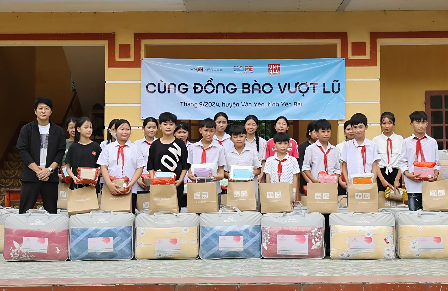 uniqlo-viet-nam-dong-hanh-cung-quy-hy-vong-hope-foundation-mang-den-cac-phan-qua-cho-cac-em-hoc-sinh-tai-khu-vuc-chiu-anh-huong-boi-bao-so-3.png