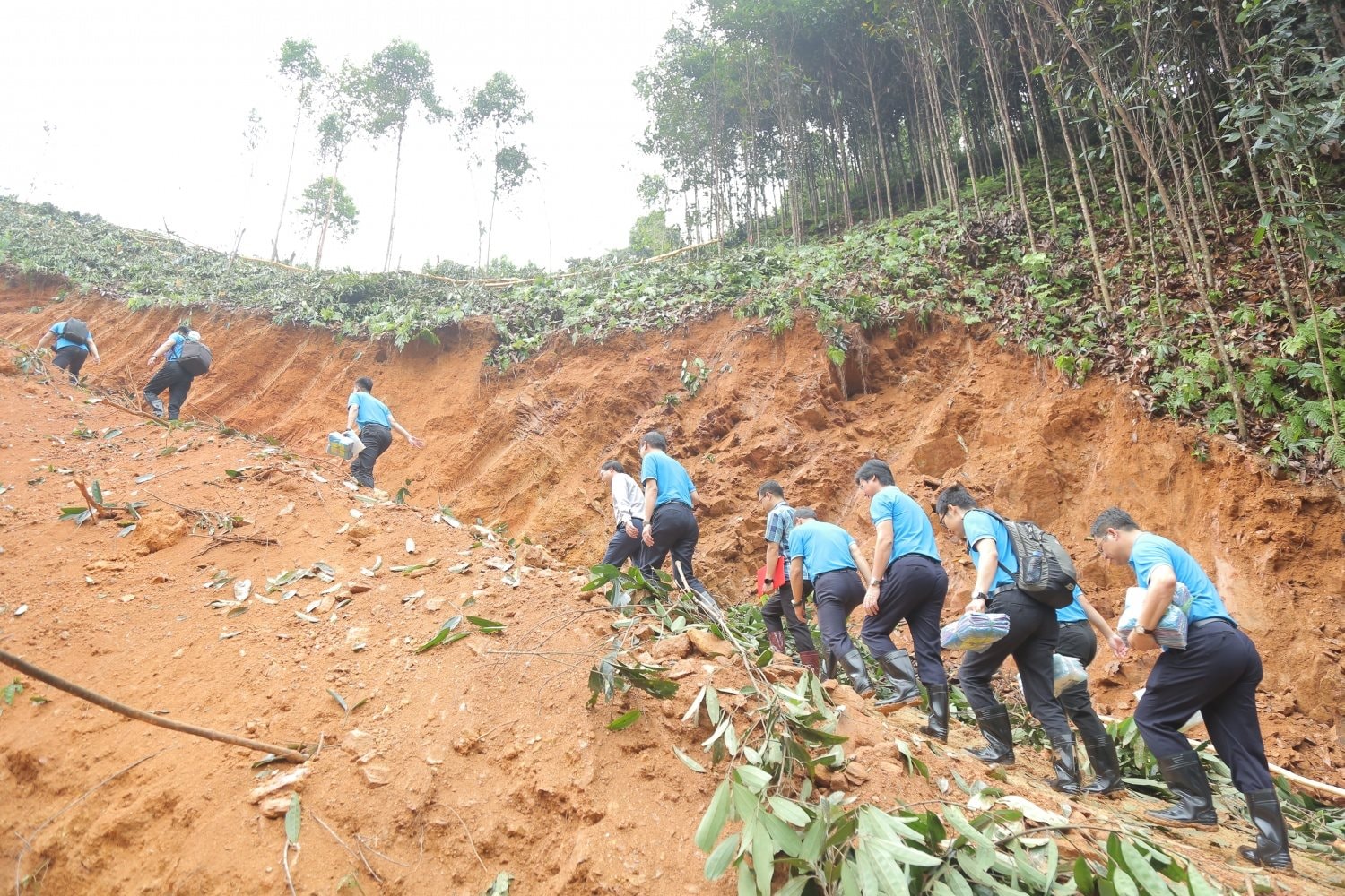 de-dam-bao-an-toan-oan-doc-dai-hon-500m-de-den-khu-vuc-khoi-cong..jpg