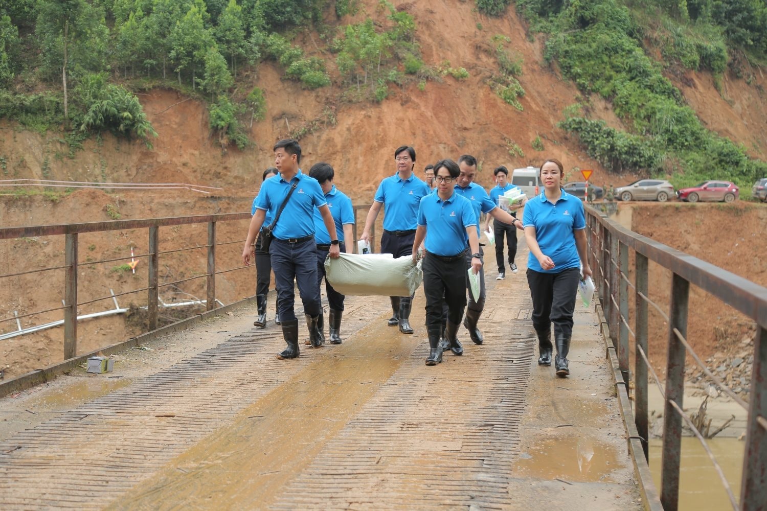 doan-cong-tac-cua-petrovietnam-di-chuyen-vao-khu-vuc-tai-dinh-cu-cua-thon-kho-vang..jpg