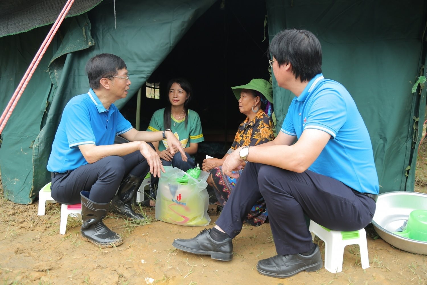 dong-chi-tran-quang-dung-va-dong-chi-nguyen-manh-kha-tham-hoi-dong-vien-nguoi-dan-thon-kho-vang-dang-tam-cu-tai-tru-so-xa-coc-lau..jpg