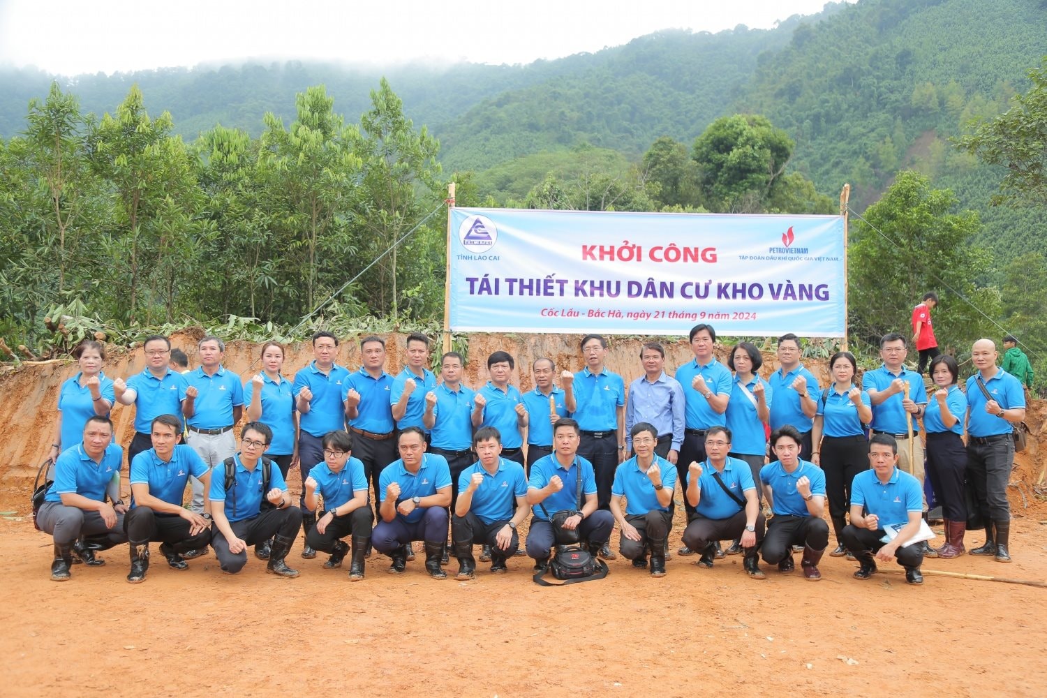 lanh-dao-tinh-uy-va-doan-cong-tac-petrovietnam-the-hien-quyet-tam-thuc-hien-du-an-tai-thiet-thon-kho-vang-dam-bao-dung-tien-do-chat-luong-an-toan..jpg