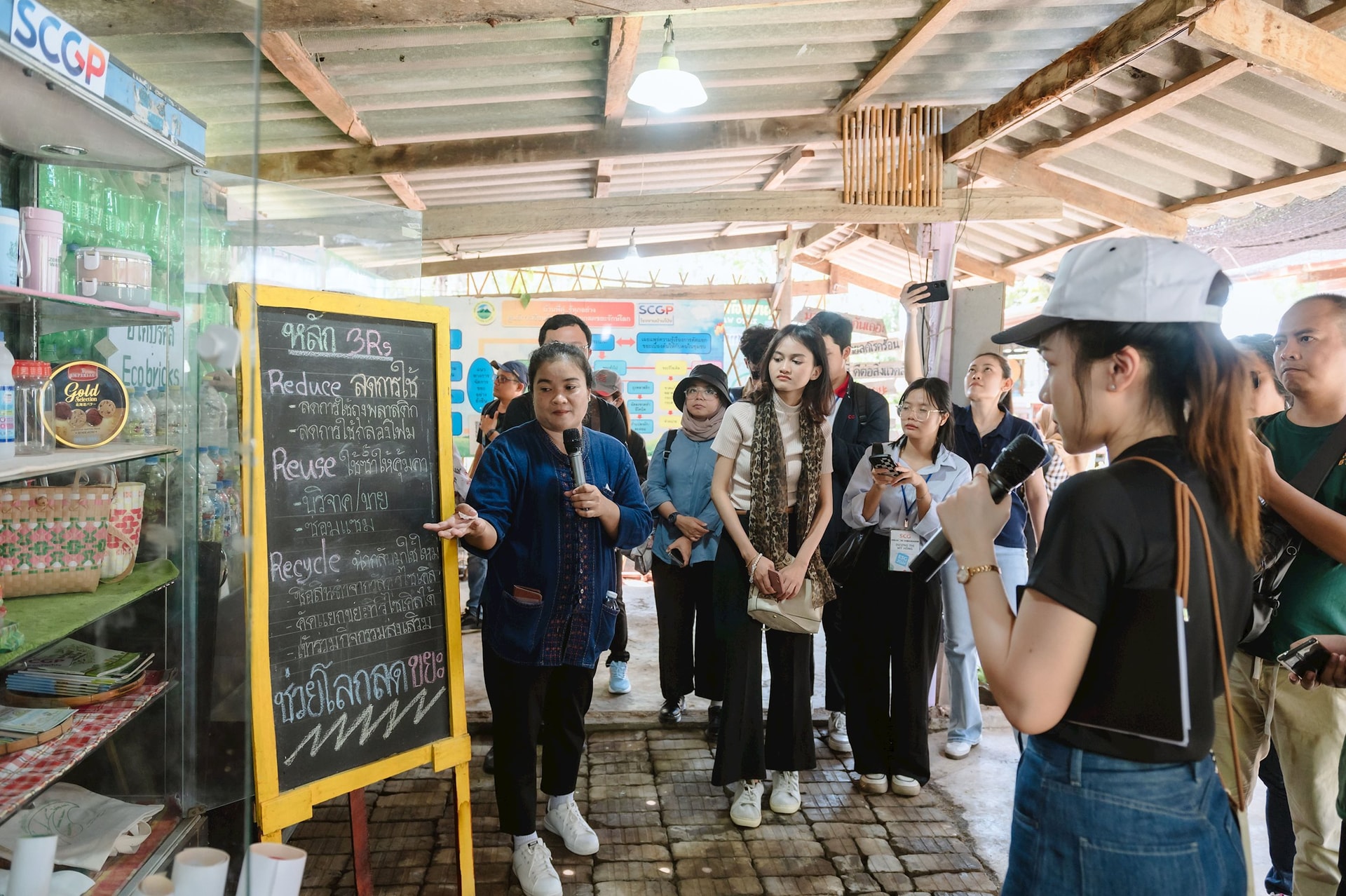 4-nguoi-dan-o-day-ap-dung-nguyen-tac-3r-giam-thieu-tai-su-dung-tai-che-han-che-hop-xop-va-do-nhua-dung-1-lan-va-tich-cuc-chu-dong-phan-loai-rac..jpg