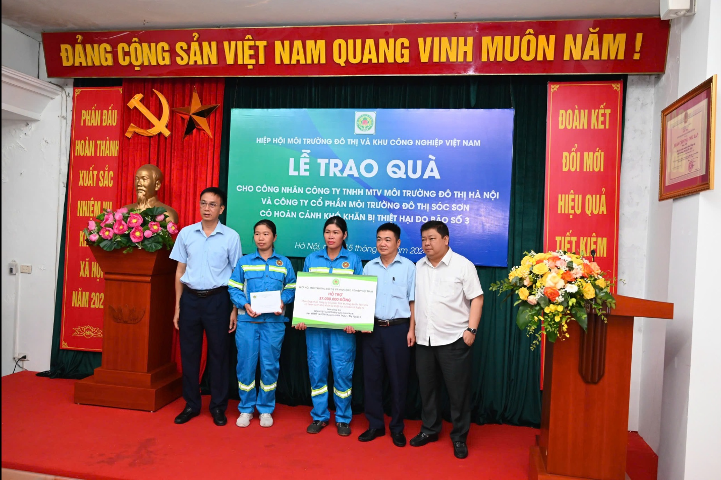 5.-trao-phan-ho-tro-cho-dai-dien-cong-ty-co-phan-moi-truong-do-thi-soc-son.png