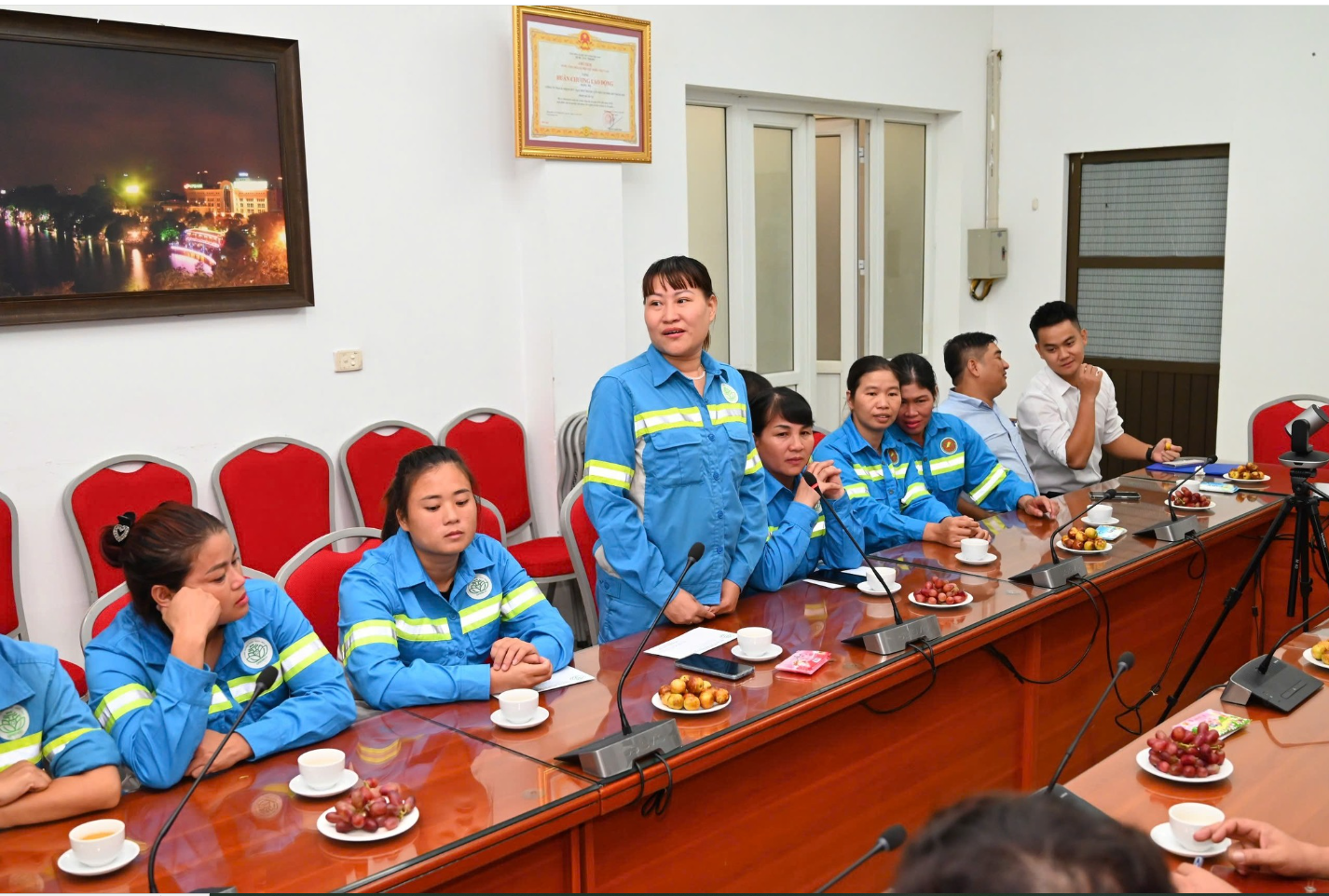 6.-chi-nguyen-thi-ha-cong-nhan-ureco-chi-nhanh-hai-ba-trung-bay-to-xuc-dong-tai-buoi-trao-qua-ho-tro..png