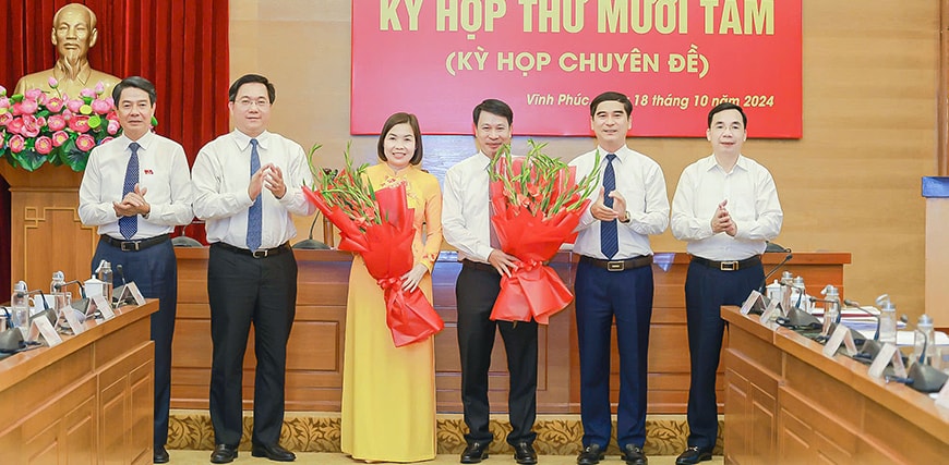 Bí thư Tỉnh ủy Dương Văn An, Phó Bí thư Thường trực Tỉnh ủy Bùi Huy Vĩnh và Chủ tịch UBND tỉnh Trần Duy Đông tặng hoa chúc mừng ông Nguyễn Khắc Hiếu và bà Phùng Thị Kim Nga được bầu giữ chức Phó Chủ tịch UBND tỉnh