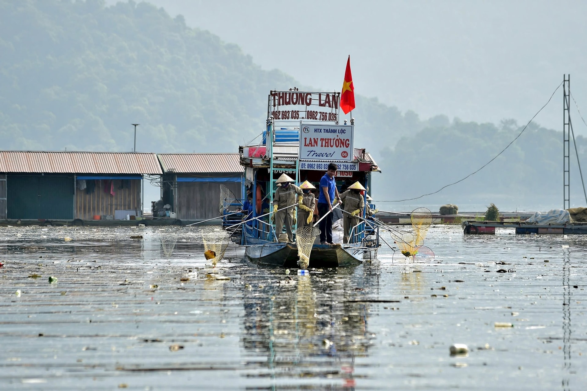 7.-nhan-vien-cong-ty-co-phan-tuyen-quang-xanh-va-cac-chu-tau-thuyen-tham-gia-vot-rac-vsmt.jpg