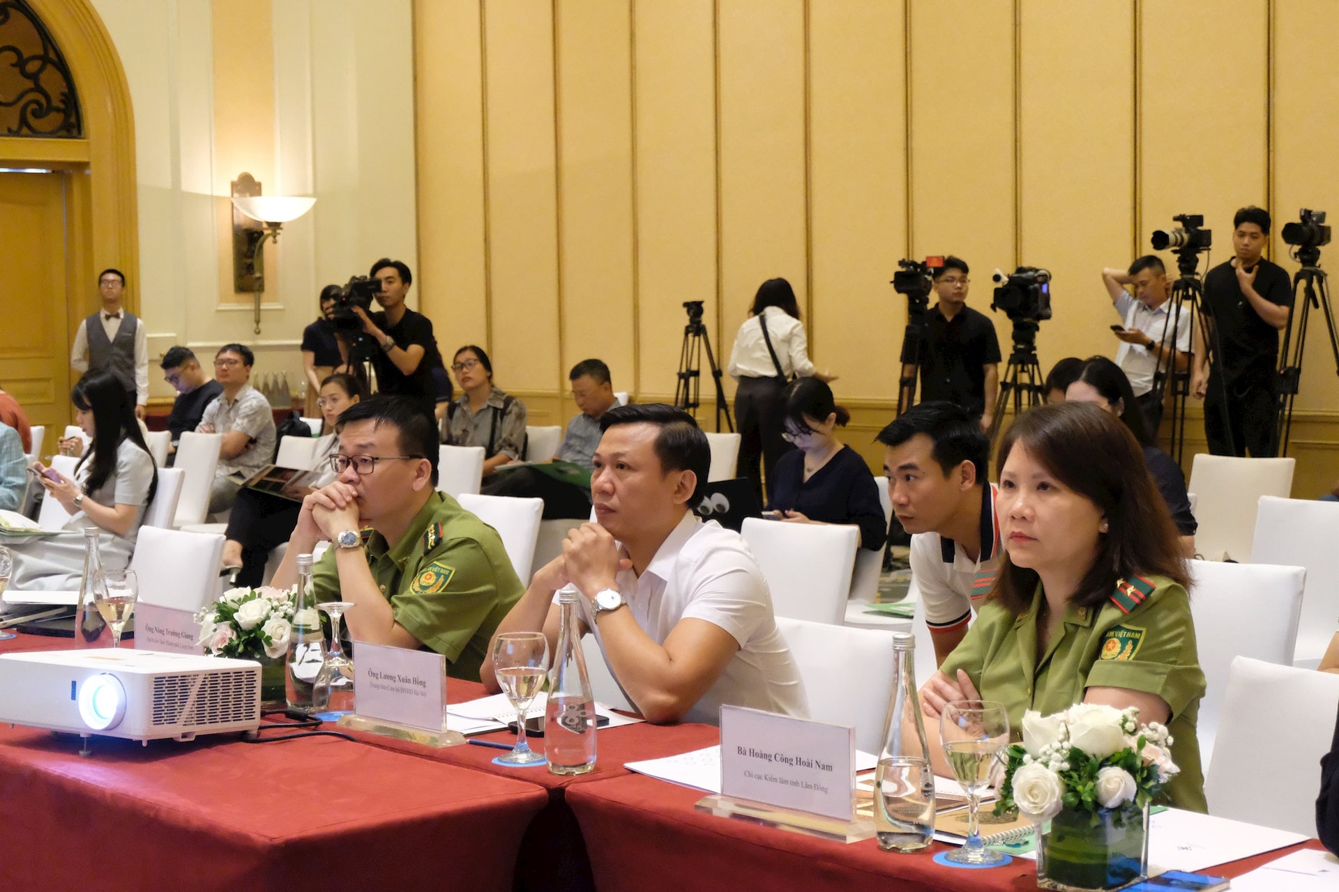 env_cac-vi-dai-bieu-tham-du-su-kien-cham-dut-nuoi-nhot-gau-lay-mat-tai-viet-nam-hanh-trinh-sap-can-dich-min.jpg