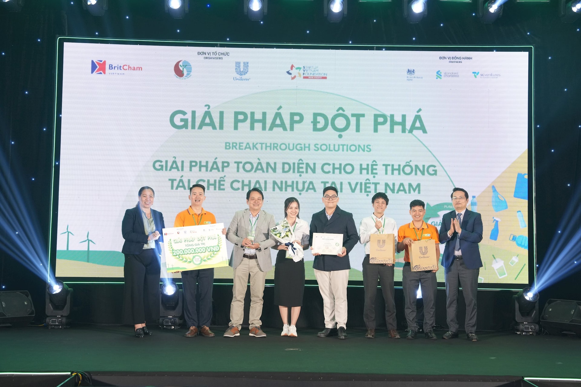 doi-giai-phap-toan-dien-cho-he-thong-tai-che-chai-nhua-tai-viet-nam-da-gianh-giai-giai-phap-dot-pha-voi-tri-gia-giai-thuong-cao-nhat-cuoc-thi.jpg