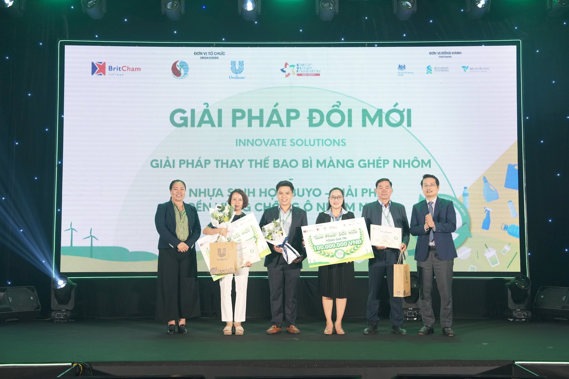 giai-giai-phap-doi-moi-thuoc-ve-2-doi-giai-phap-thay-the-bao-bi-mang-ghep-nhom-va-doi-nhua-sinh-hoc-buyo-giai-phap-ben-vung-chong-o-nhiem-nhua.(1).jpg