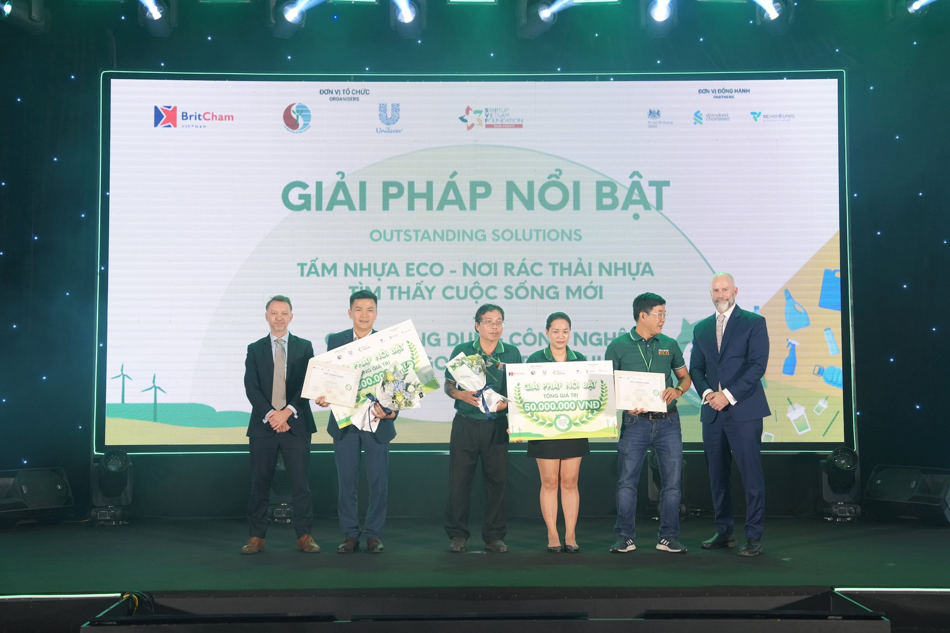 giai-giai-phap-noi-bat-thuoc-ve-2-doi-tam-nhua-eco-noi-rac-thai-nhua-tim-thay-cuoc-song-moi-va-doi-grac-ung-dung-cong-nghe-vao-thu-gom-rac-thai-nhua..jpg