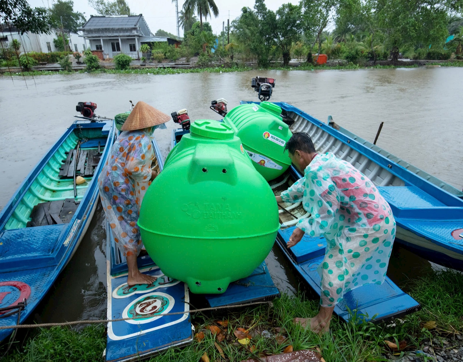 bon-chua-nuoc-ngot-duoc-ba-con-van-chuyen-ve-gia-dinh-bang-ghe.jpg