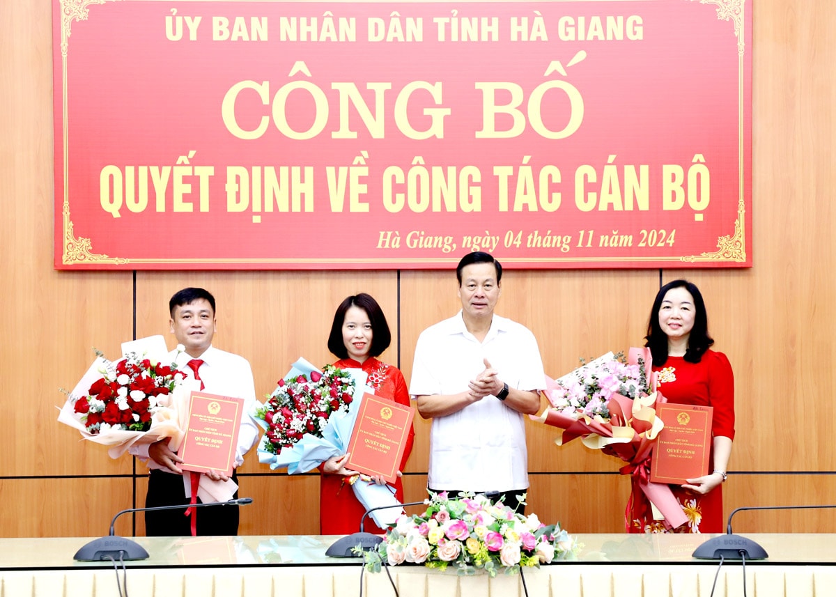 Chủ tịch UBND tỉnh Nguyễn Văn Sơn trao quyết định, tặng hoa chúc mừng các đồng chí được tiếp nhận, bổ nhiệm.