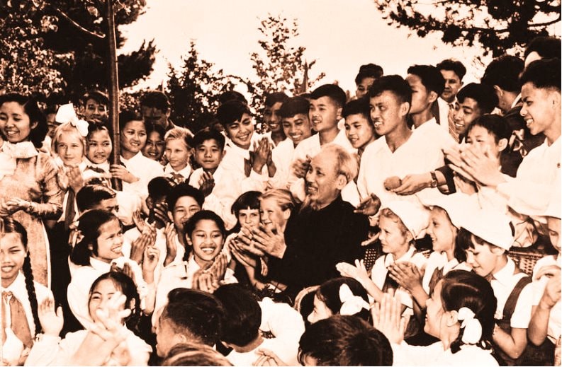 trong-dip-sang-tham-lien-xo-ngay-16-7-1957-chu-tich-ho-chi-minh-toi-tham-thieu-nhi-viet-nam-va-lien-xo-tai-trai-he-quoc-te-o-tukovo-cach-thu-do-moskva-90km-ve-phia-dong.-anh-ttxvn.jpg