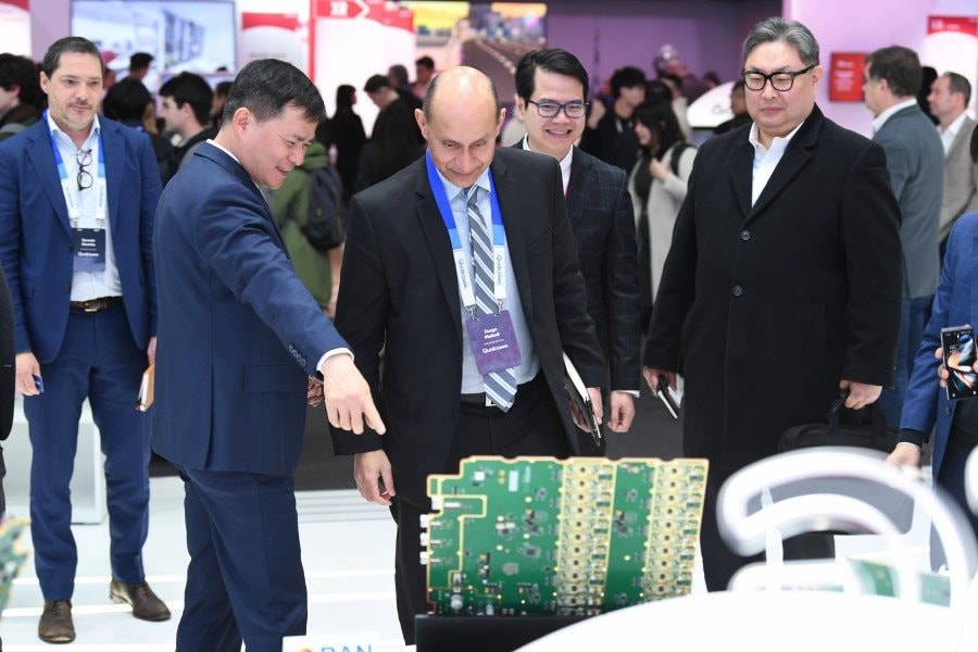 5-tai-mwc-2023-viettel-high-tech-va-qualcomm-cong-bo-da-nghien-cuu-san-xuat-thanh-cong-khoi-vo-tuyen-tram-thu-phat-song-5g-32-phat-32-thu-dau-tien-tren-the-gioi-su-dung-chipset-asic-theo-tieu-ch.jpg