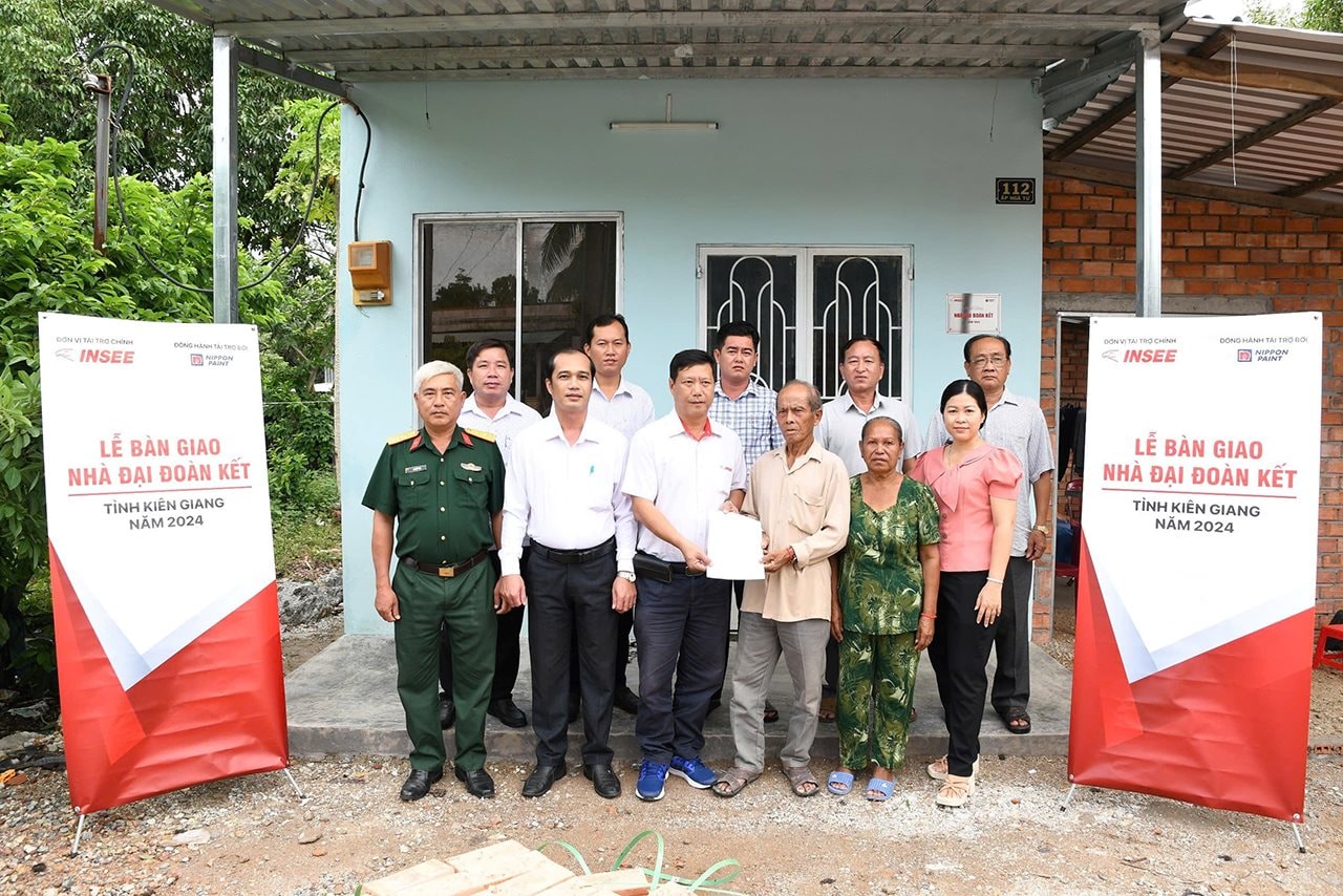 hinh-2-cong-ty-xi-mang-insee-phoi-hop-cung-lanh-dao-dia-phuong-ban-giao-nha-dai-doan-ket-cho-ho-gia-dinh-ong-hong-van-choi-ngu-ap-nga-tu-xa-duong-hoa-huyen-kien-luong.jpg