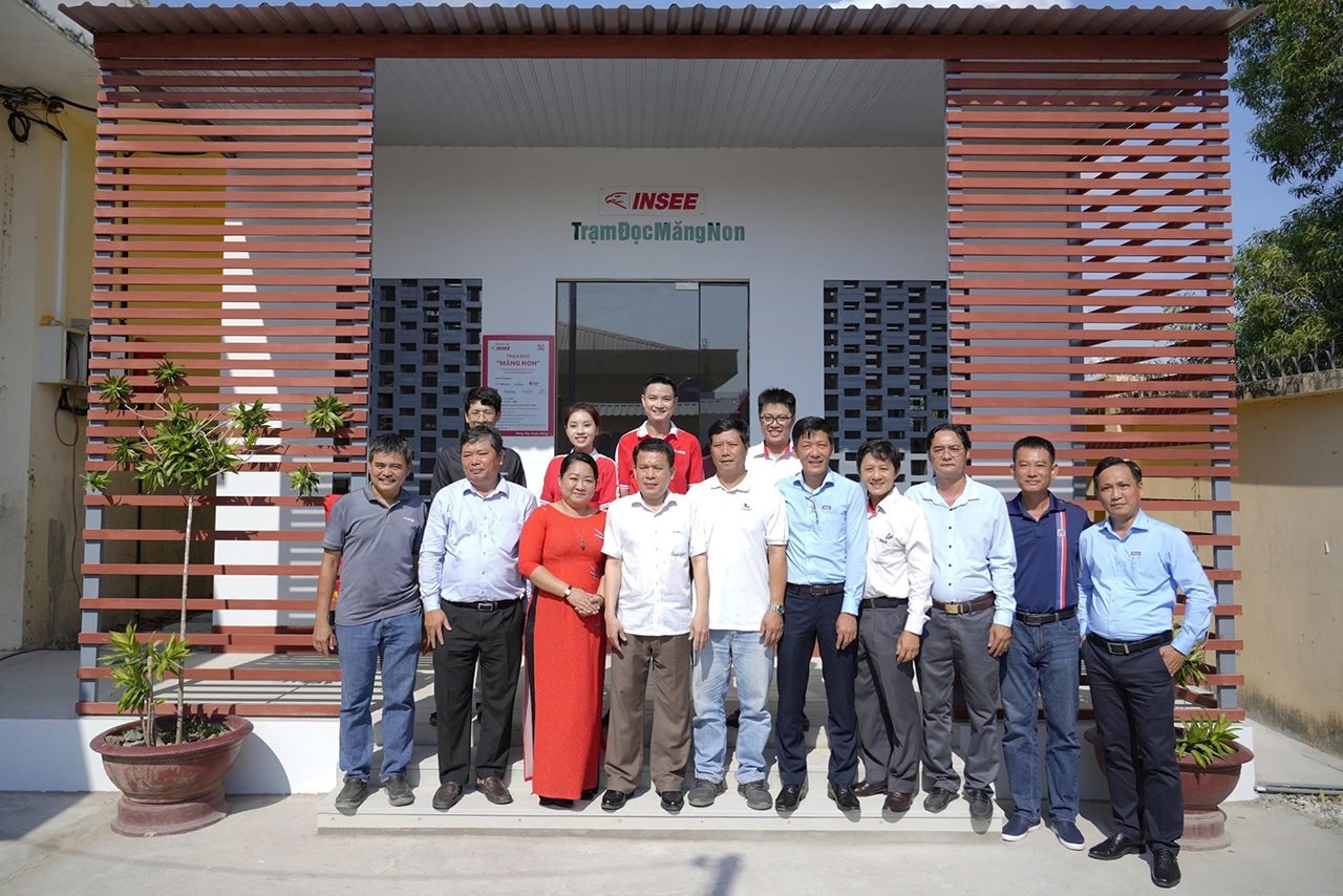 hinh-4-insee-viet-nam-cung-dai-dien-lanh-dao-dia-phuong-cac-doi-tac-va-ban-giam-hieu-truong-tieu-hoc-thcs-binh-tri-thuc-hien-ban-giao-tram-doc-mang-non.jpg