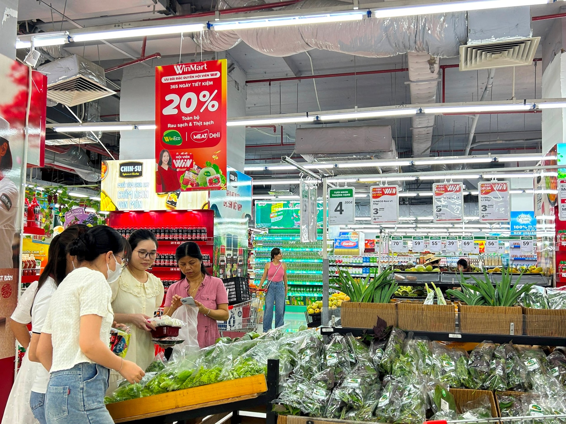 1-khach-hang-mua-sam-tai-sieu-thi-winmart.jpg