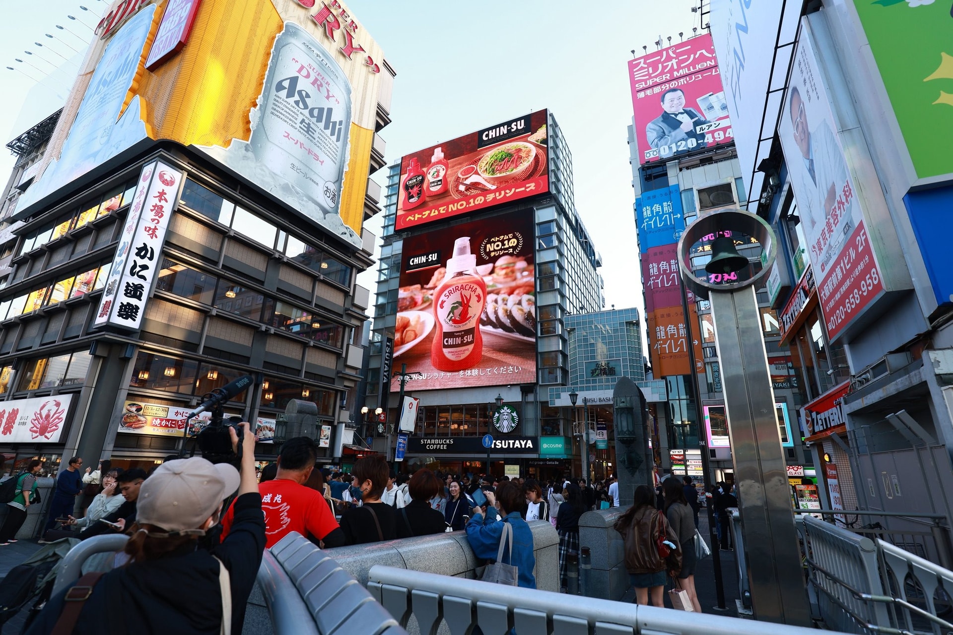 6-tuong-ot-chin-su-xuat-hien-hoanh-trang-tai-khu-pho-am-thuc-soi-dong-dotonbori-osaka.jpg