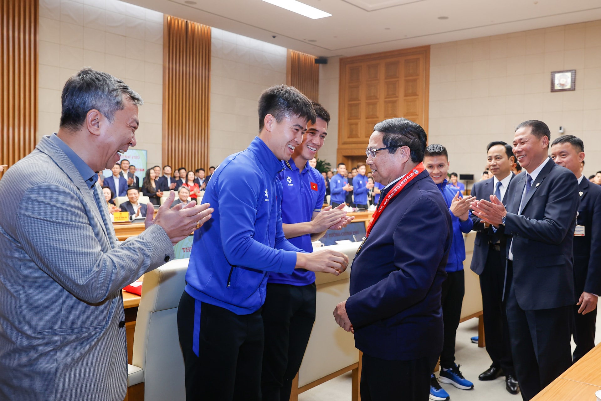 Thủ tướng: Hương vị chiến thắng còn mãi, nhưng bóng đá Việt Nam phải vô địch châu Á và dự World Cup- Ảnh 4.