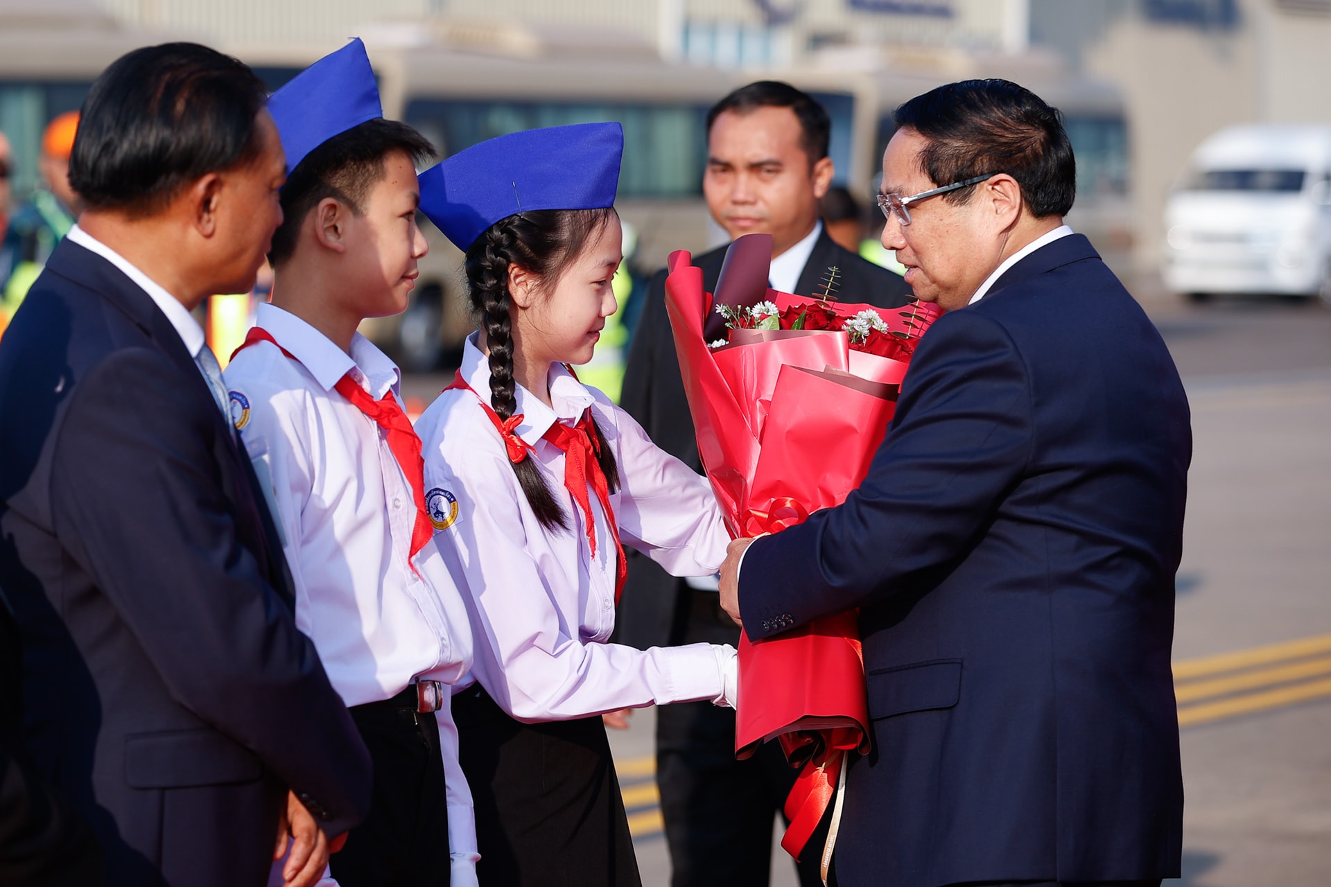 Thủ tướng Phạm Minh Chính tới Vientiane, bắt đầu thăm Lào- Ảnh 5.