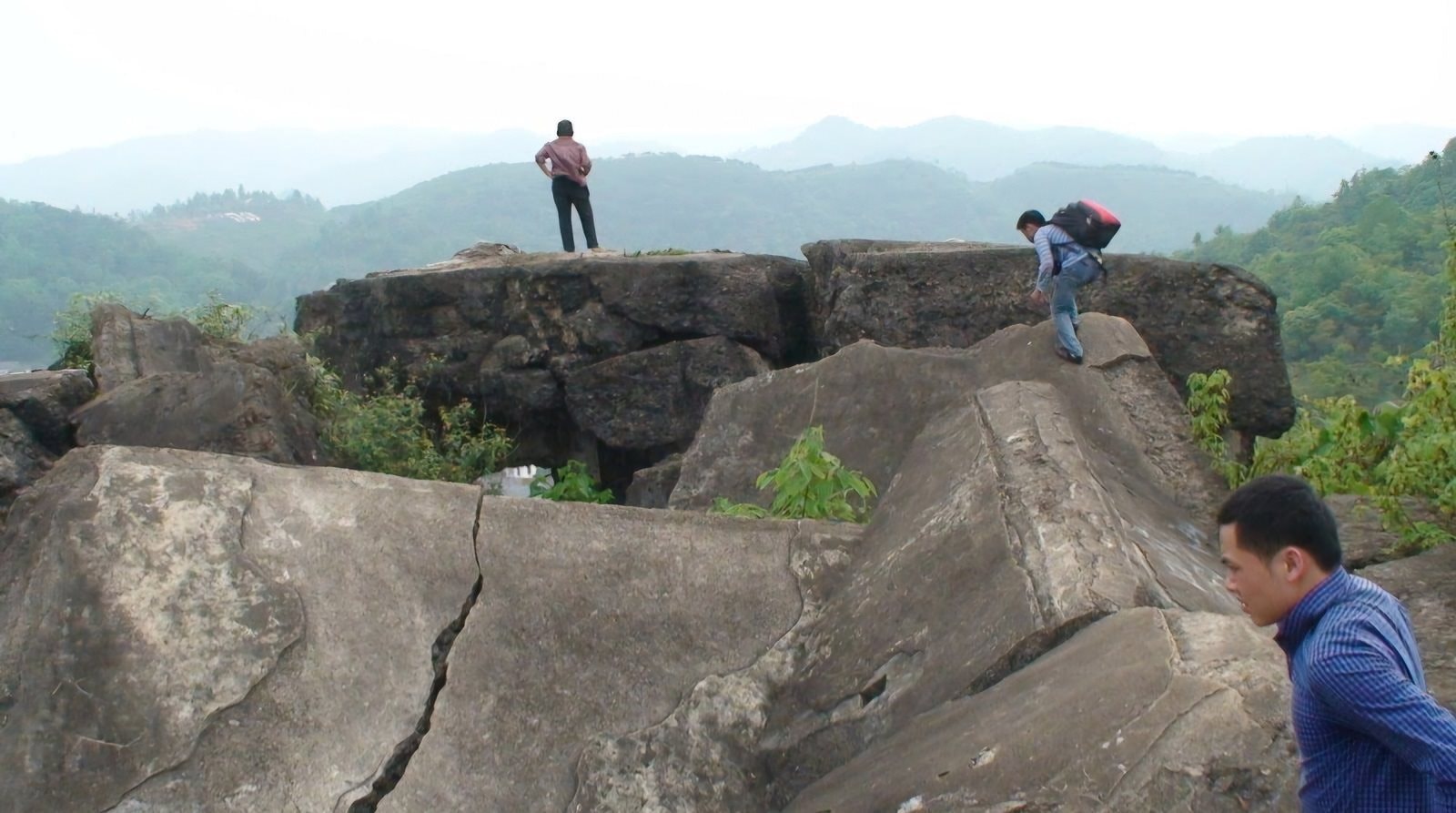 khu-vuc-noc-cua-phao-dai-cao-ngang-voi-cac-ngon-doi-xung-quanh-6098-745.jpg