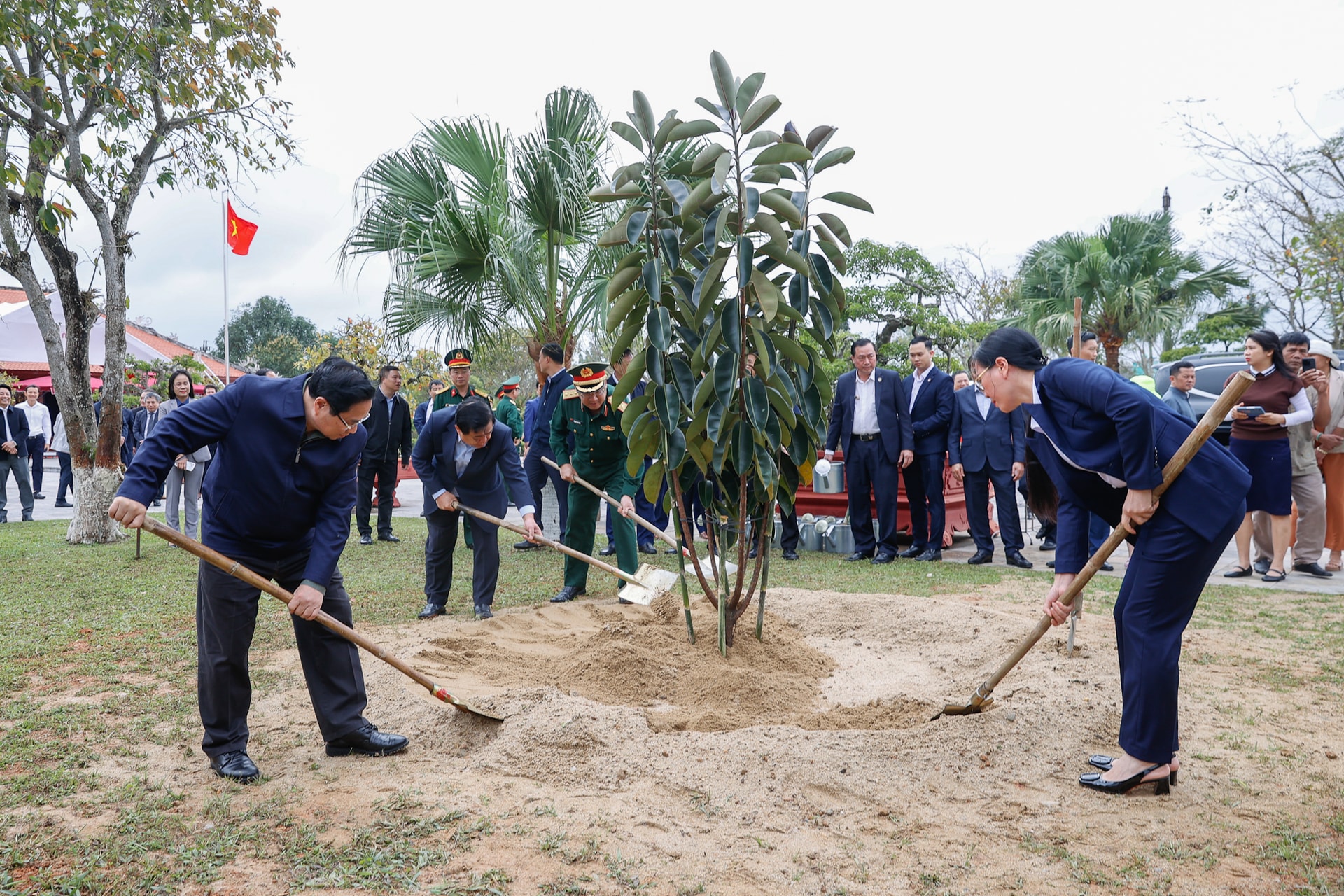 Thủ tướng Phạm Minh Chính dâng hương tại khu lưu niệm đồng chí Phạm Văn Đồng- Ảnh 6.