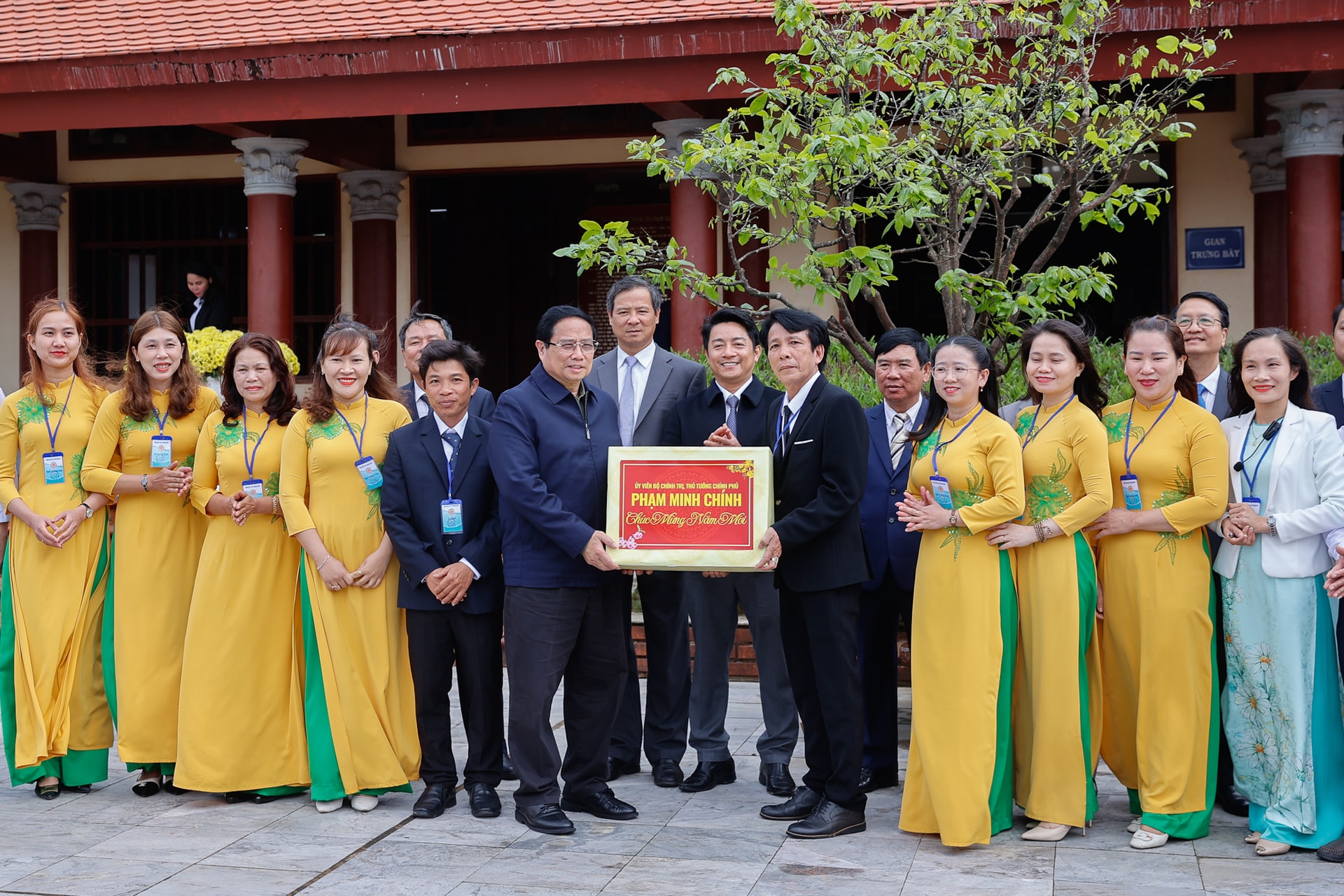 Thủ tướng Phạm Minh Chính dâng hương tại khu lưu niệm đồng chí Phạm Văn Đồng- Ảnh 5.