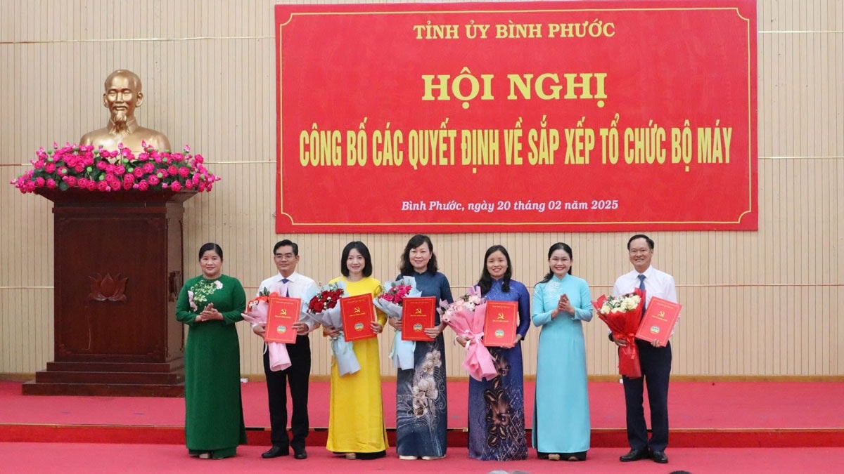 nhieu lanh dao o binh phuoc nghi huu truoc tuoi hinh anh 2