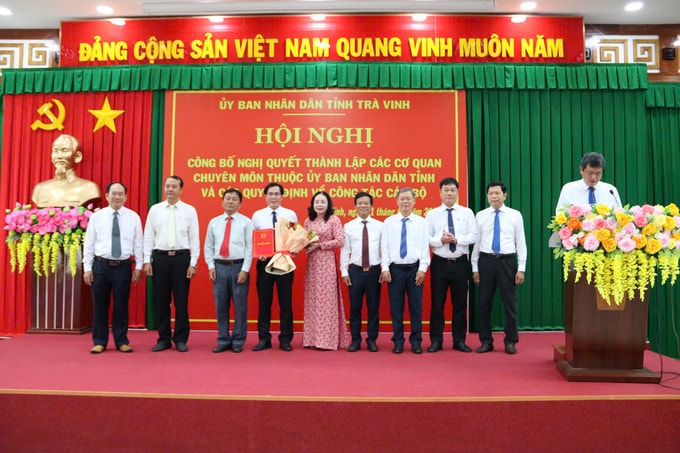 Ông Trần Trường Giang (cầm hoa) được bổ nhiệm làm Giám đốc Sở Nông nghiệp và Môi trường Trà Vinh. Ảnh: Hồ Thảo.