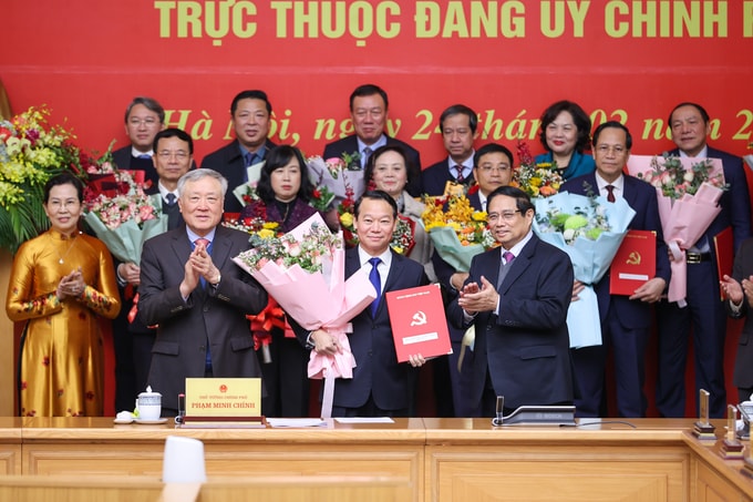 Thủ tướng Phạm Minh Chính trao Quyết định cho Đảng bộ Bộ Nông nghiệp và Môi trường, ngày 24/2. Ảnh: VGP.