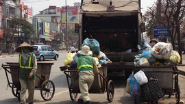 Hà Nội: Xe rác lấn chiếm lòng đường vào giờ cao điểm