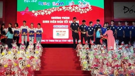 TPHCM: Trao quà cho sinh viên nghèo, đón Tết xa nhà