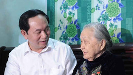 Chủ tịch nước Trần Đại Quang thăm và tặng quà gia đình có công với cách mạng