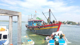 Quảng Nam: Hàng chục chiến sĩ biên phòng trục vớt 3 ca nô bị chìm