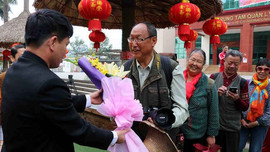Lào Cai: Đón đoàn khách du lịch xông đất đầu tiên năm Đinh Dậu