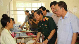 Phó Chủ tịch Quốc hội Đỗ Bá Tỵ thăm hỏi đồng bào vùng lũ Sơn La