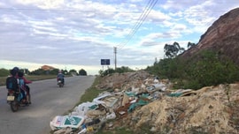 TP. Huế: Rác thải xây dựng "bủa vây" tuyến đường Võ Văn Kiệt