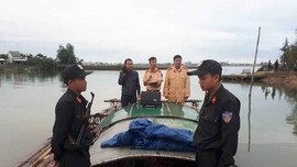 Quảng Nam: Cảnh sát đường thủy nổ súng khống chế gỗ lậu trong đêm