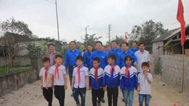 Đoàn Thanh niên làm đường giúp dân đạt nông thôn mới