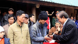 Phó Thủ tướng Trương Hòa Bình thăm, tặng quà cho các hộ dân bị thiên tai huyện Đà Bắc