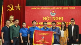 Đoàn TNCS Hồ Chí Minh Bộ TN&MT nhận cờ thi đua xuất sắc