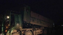 Hà Nội: Trực tiếp bắt quả tang xe tải đổ trộm phế thải trên Đại lộ Thăng Long