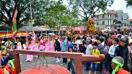 Hàng vạn du khách thập phương tham quan Lễ hội chùa Thầy