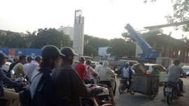 Hà Nội: Phớt lờ an toàn giao thông công nhân gom rác vô tư đi ngược chiều