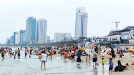 Đà Nẵng: Lấy mẫu nước biển xét nghiệm tìm nguyên nhân gây ngứa