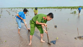 Tuổi trẻ Công an Sóc Trăng tham gia trồng rừng phòng hộ ven biển