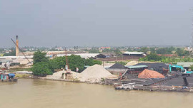 Thái Bình: Hàng chục bến bãi không phép trên sông Trà Lý, trách nhiệm của ai?