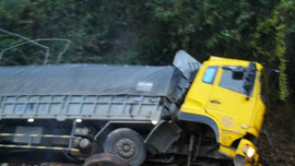 Sơn La: Xe tải chở dong riềng lao vào ta luy dương, 2 người bị thương nặng